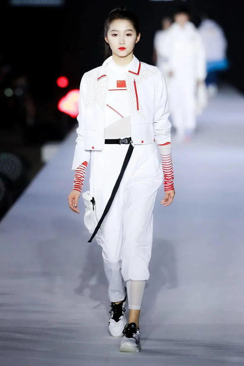 北京2022年冬奧會特許商品國旗款運動服裝發(fā)布會